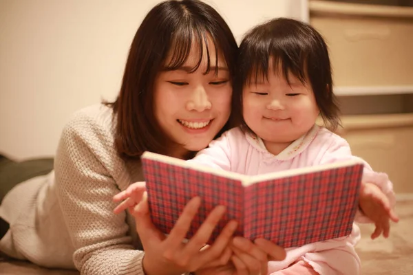 Щаслива Молода Мати Читає Книгу Дітьми — стокове фото