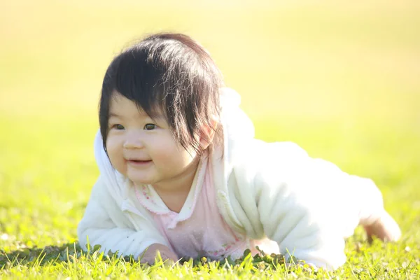 Nettes Kleines Mädchen Spielt Park — Stockfoto
