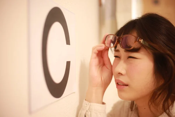 Jovem Mulher Asiática Com Óculos Olho Teste Gráfico — Fotografia de Stock