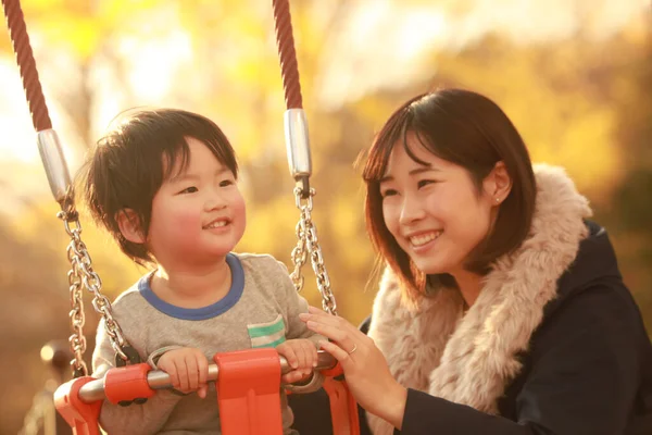 Söt Liten Asiatisk Pojke Och Hans Mamma Parken — Stockfoto
