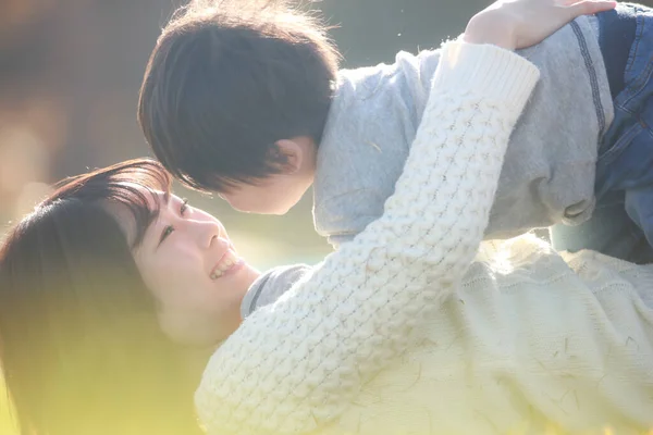 可爱的亚洲小男孩和他妈妈在公园里 — 图库照片