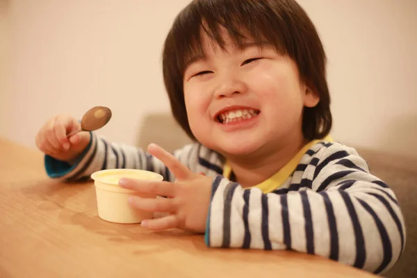 Asijské Roztomilý Chlapec Jíst Kuchyni — Stock fotografie