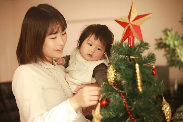 Mère Fille Décorant Arbre Noël — Photo