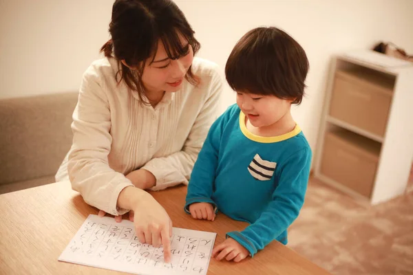 Μικρό Ασιατικό Αγόρι Μαθαίνει Ιερογλυφικά Μητέρα — Φωτογραφία Αρχείου
