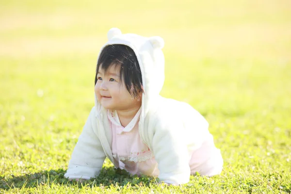 Słodkie Mała Dziewczyna Gra Parku — Zdjęcie stockowe