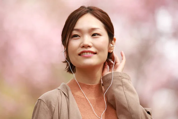 Jong Aziatisch Vrouw Luisteren Naar Muziek Met Oortjes — Stockfoto