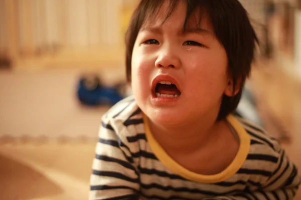 一个可爱的小孩在家里哭的肖像 — 图库照片