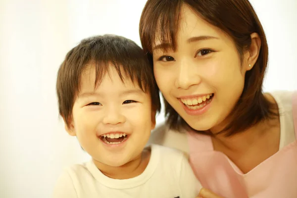 Jeune Asiatique Mère Avec Son Fils — Photo