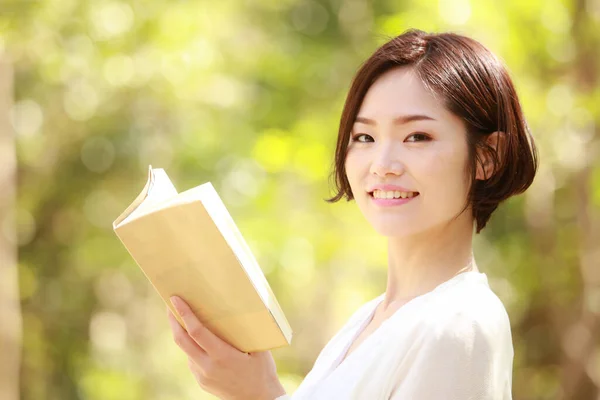 Jonge Aziatische Vrouw Met Boek Het Park — Stockfoto