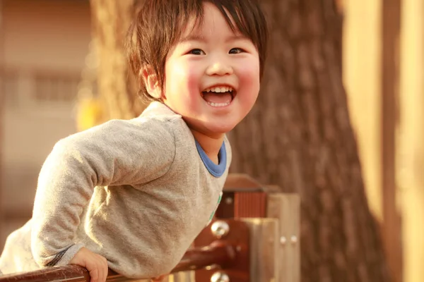 Портрет Счастливого Маленького Мальчика Играющего Фанере — стоковое фото