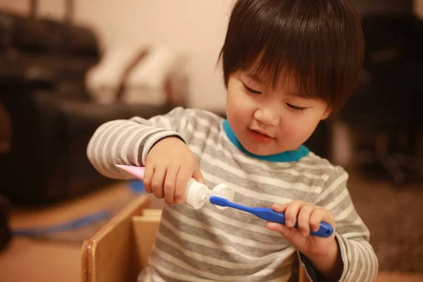 Маленький Японський Хлопчик Чистить Зуби Синьою Зубною Щіткою — стокове фото
