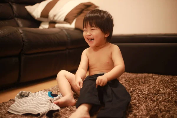 Menino Tomando Suas Roupas — Fotografia de Stock