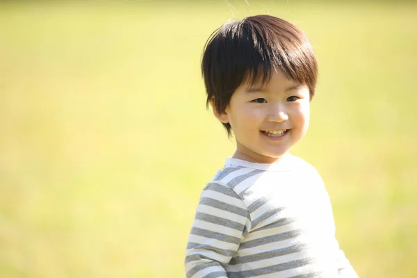 Симпатичный Мальчик Играет Детской Площадке — стоковое фото