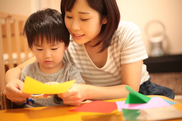 Aziatische Moeder Spelen Met Haar Zoon — Stockfoto