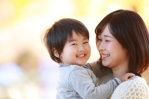 Schattig Klein Aziatisch Jongen Zijn Moeder Park — Stockfoto