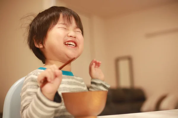 Szczęśliwy Azji Chłopiec Jedzenie Owsianka — Zdjęcie stockowe