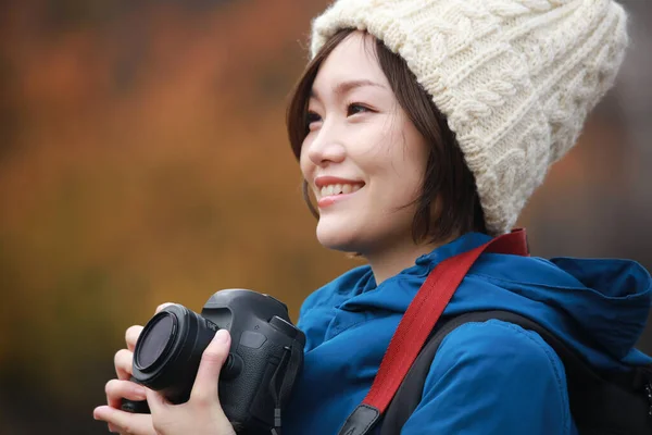 在秋季公园拍照的年轻亚洲女人的肖像 — 图库照片