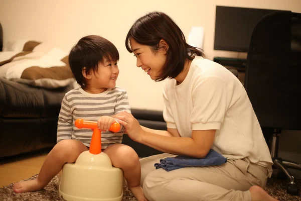 Asiatische Mutter Spielen Mit Ihr Sohn — Stockfoto