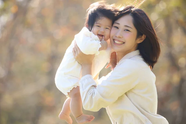 Retrato Una Feliz Madre Asiática Con Lindo Bebé Parque —  Fotos de Stock