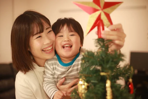 Asiatisk Mor Och Hennes Son Dekorera Julgran — Stockfoto