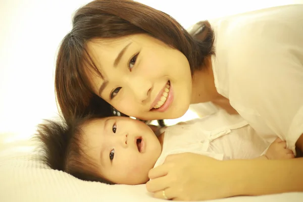 Joven Asiático Mujer Con Bebé —  Fotos de Stock