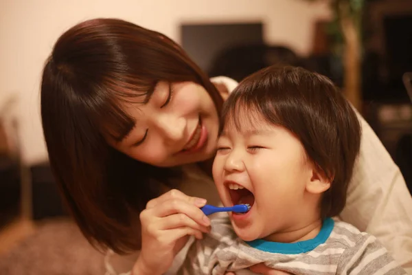 Jovem Mãe Escovando Dentes Para Seu Pequeno Filho — Fotografia de Stock