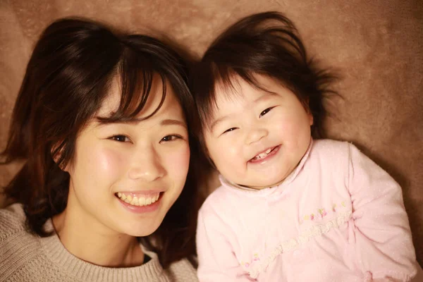 Sorridente Asiatico Giovane Donna Suo Littlegirl — Foto Stock