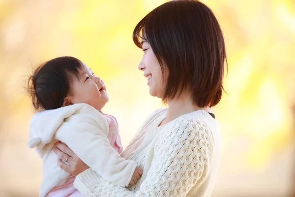 Portrait Young Asian Woman Her Daughter Park — Stock Photo, Image