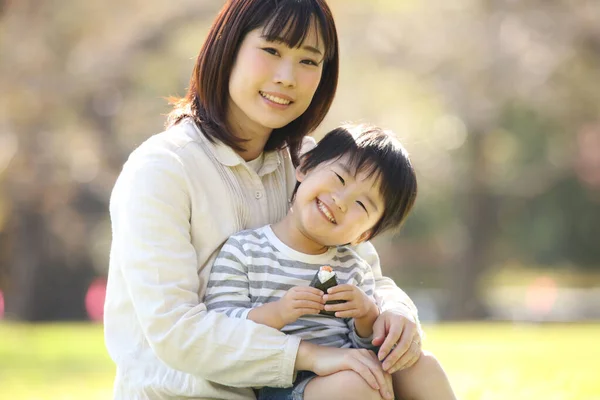 Azjatycka Matka Przytula Jej Syn — Zdjęcie stockowe