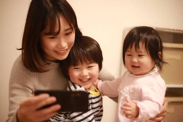 Heureux Asiatique Famille Aide Téléphone Mobile Pour Regarder Télévision Montre — Photo