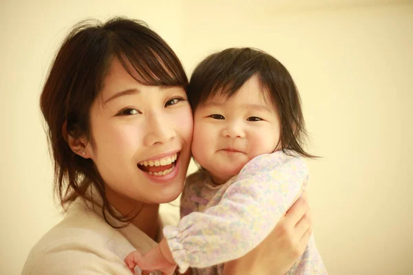 Ásia Mãe Adorável Pouco Bebê Sorrindo Para Câmara — Fotografia de Stock