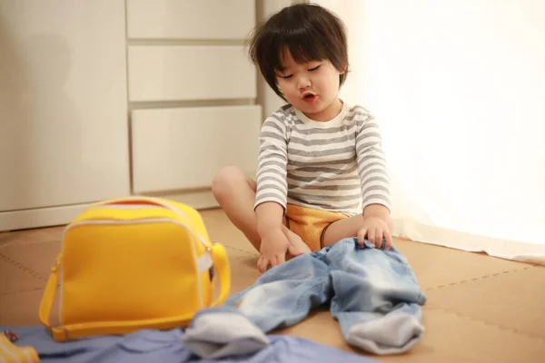 Χαριτωμένο Μικρό Παιδί Που Βάζει Παντελόνι Στο Σπίτι — Φωτογραφία Αρχείου