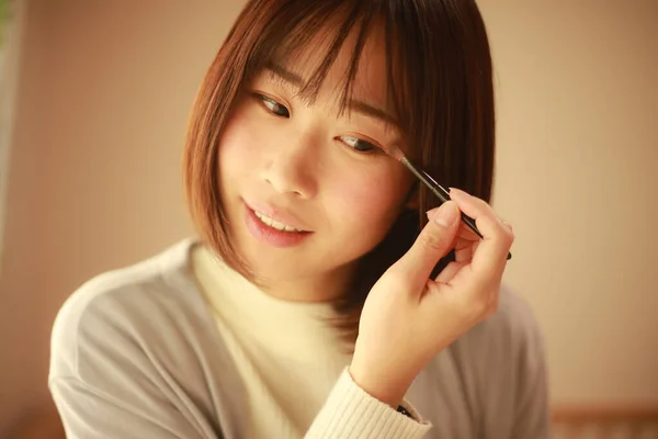 Jovem Asiático Mulher Fazendo Maquiagem Olhando Espelho — Fotografia de Stock
