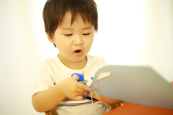 Asijské Dítě Chlapec Hrát Nůžkami — Stock fotografie