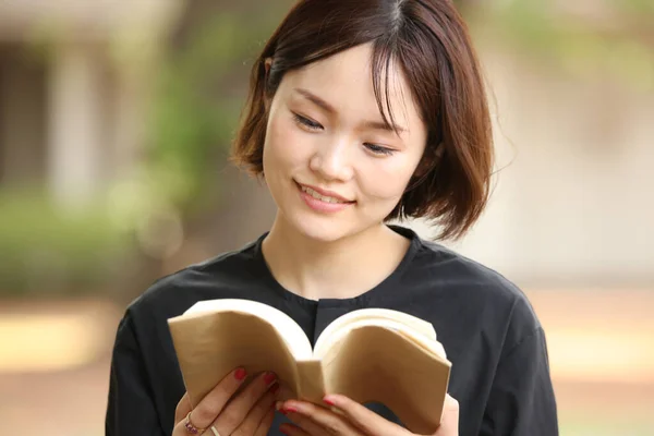 Портрет Молодой Азиатки Читающей Книгу Парке — стоковое фото
