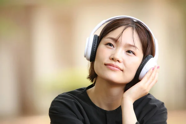 Joven Asiático Mujer Escuchar Música Con Auriculares —  Fotos de Stock