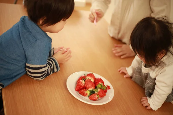 Asian Little Children Eating Strawberries Kitchen — Stock Photo, Image