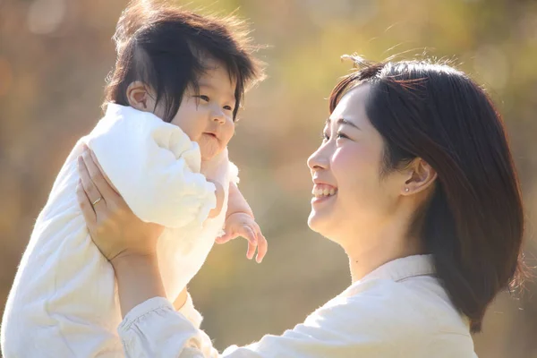 Portret Szczęśliwej Azjatyckiej Matki Uroczym Dzieckiem Parku — Zdjęcie stockowe