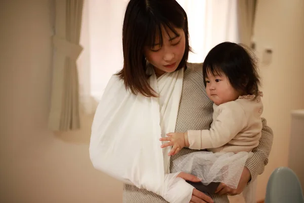 Bela Ásia Mãe Com Ferido Mão Ela Pouco Bebê — Fotografia de Stock