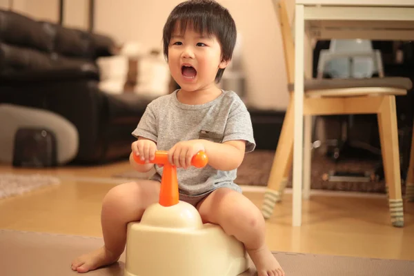 Bonito Asiático Bebê Menino Jogar Com Brinquedo — Fotografia de Stock