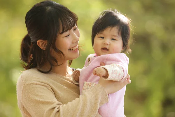 Retrato Feliz Asiático Mãe Com Bonito Bebê Parque — Fotografia de Stock