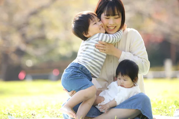 Niños Asiáticos Con Madre Parque — Foto de Stock