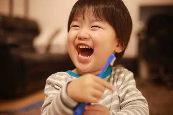 Pequeno Menino Japonês Escovar Dentes Com Escova Dentes Azul — Fotografia de Stock