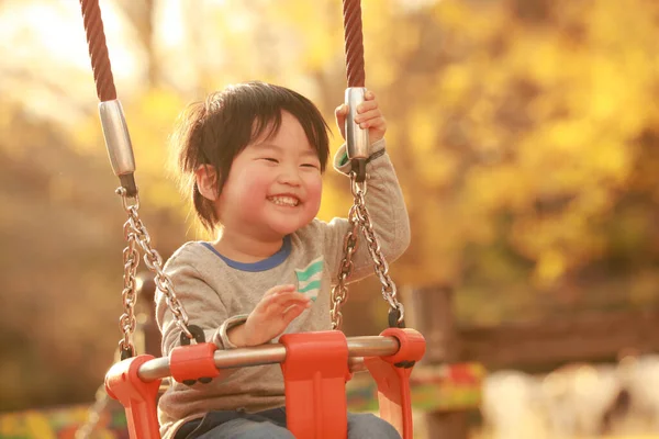 Porträt Eines Glücklichen Kleinen Jungen Der Auf Einem Grundstück Spielt — Stockfoto