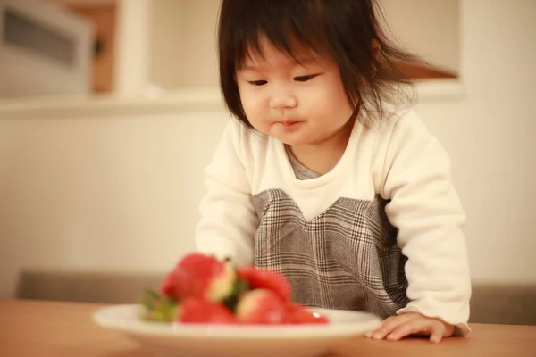 Азиатская Маленькая Девочка Ест Клубнику Кухне — стоковое фото