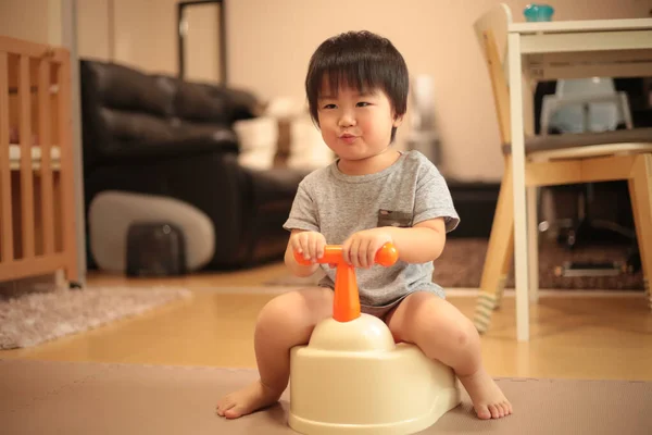 Bonito Asiático Bebê Menino Jogar Com Brinquedo — Fotografia de Stock