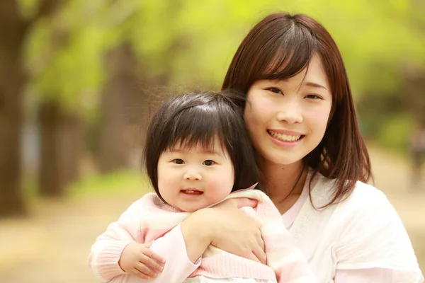 Schattig Klein Aziatisch Meisje Haar Moeder Park — Stockfoto