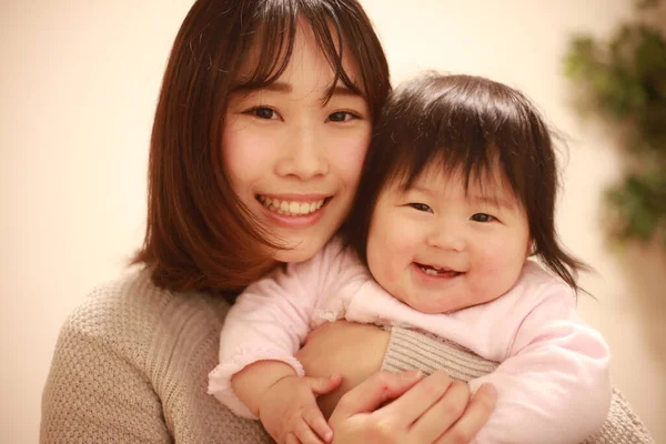 Asiatico Madre Figlia Abbraccio Stanza — Foto Stock