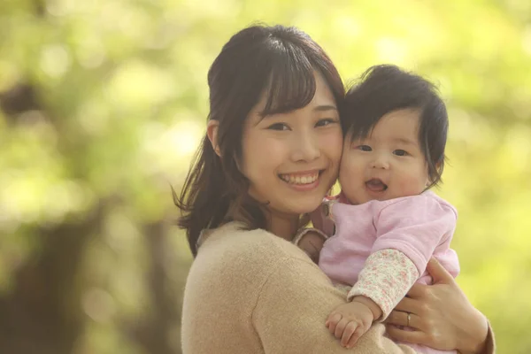 Azjatycki Matka Córka Zewnątrz — Zdjęcie stockowe