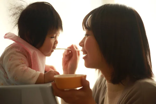 Jovem Mãe Alimentação Adorável Pouco Bebê Casa — Fotografia de Stock